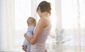 新生児とのお出かけはいつからOK？外出時の持ち物と注意点