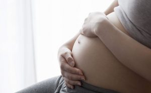 妊娠中にお腹が張る…。お腹の張りの原因と対処法は？