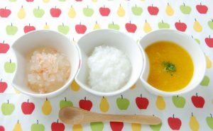初めての離乳食はいつから？量や献立は？基本的な離乳食の進め方