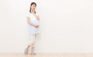 破水したらどうすれば良い？病院への移動手段や尿漏れとの違い、破水後の注意点など